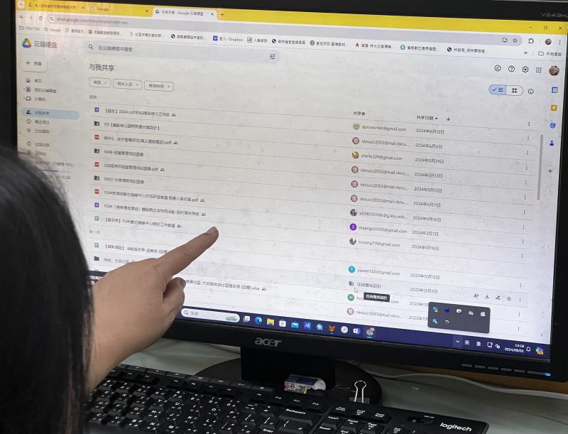 針對不懂的地方，提出疑問，老師給予解答。