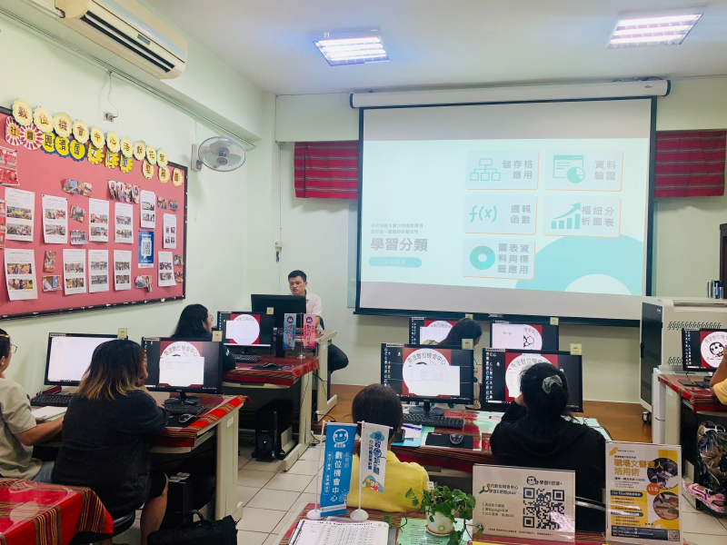 (DOC合作據點的學員及在地志工)透過講師指導學習各種快捷鍵和高效操作方法，讓在處理文書工作時變得更加迅速。