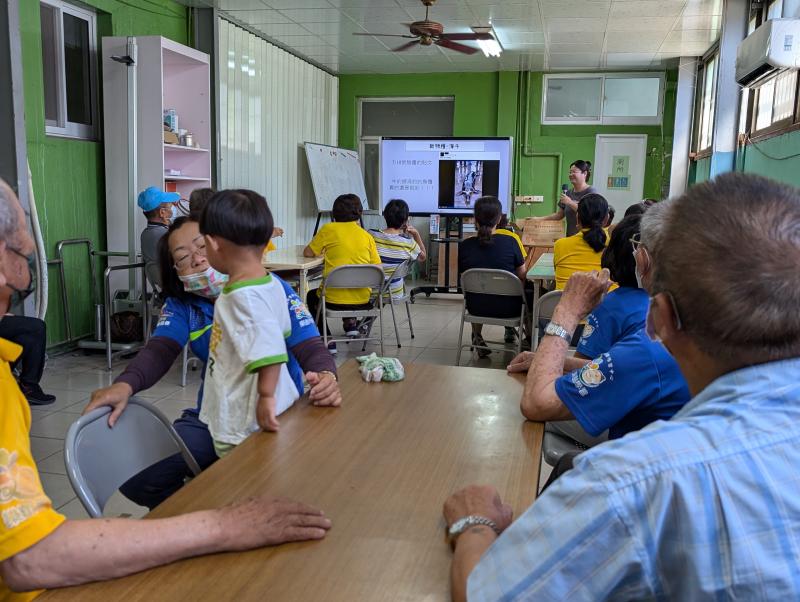 學員上課的全景圖