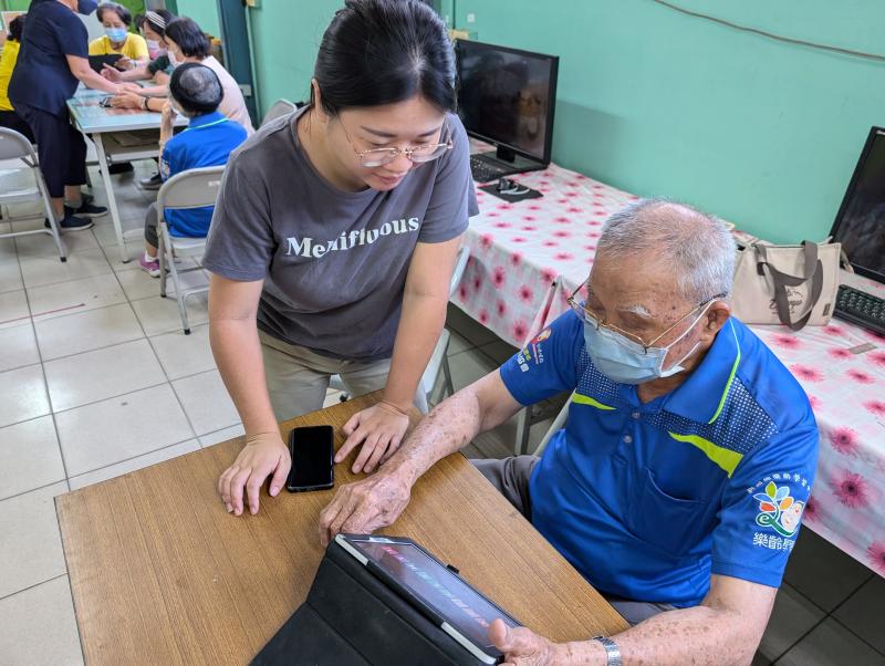 講師近距離的教學員使用平板