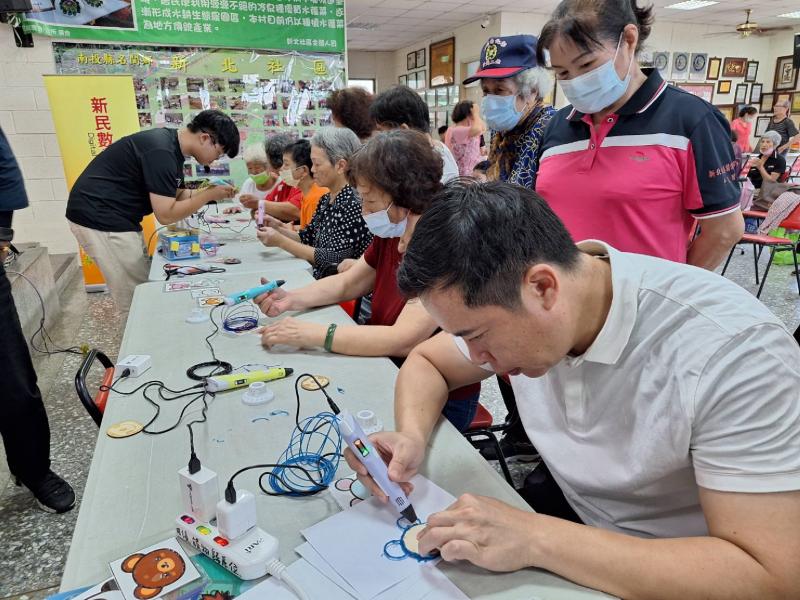 鄉長與學員參與圖型創作