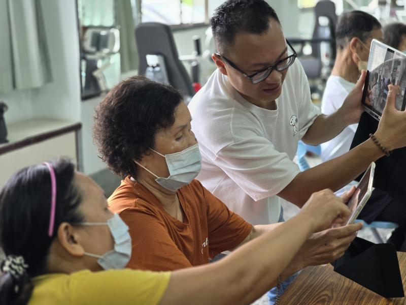 老師解決學員遇到的瓶頸。