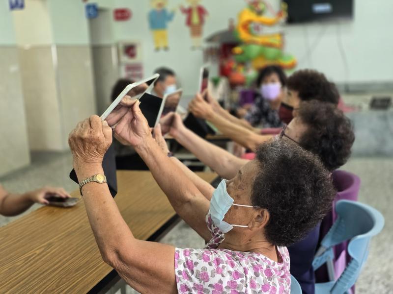 學員操作相機照相功能。