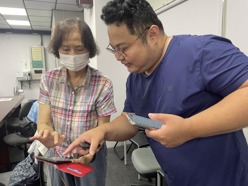 學員於課程中的實作試拍階段，請教老師關於自己的拍攝構圖該怎麼調整，是否可以更好