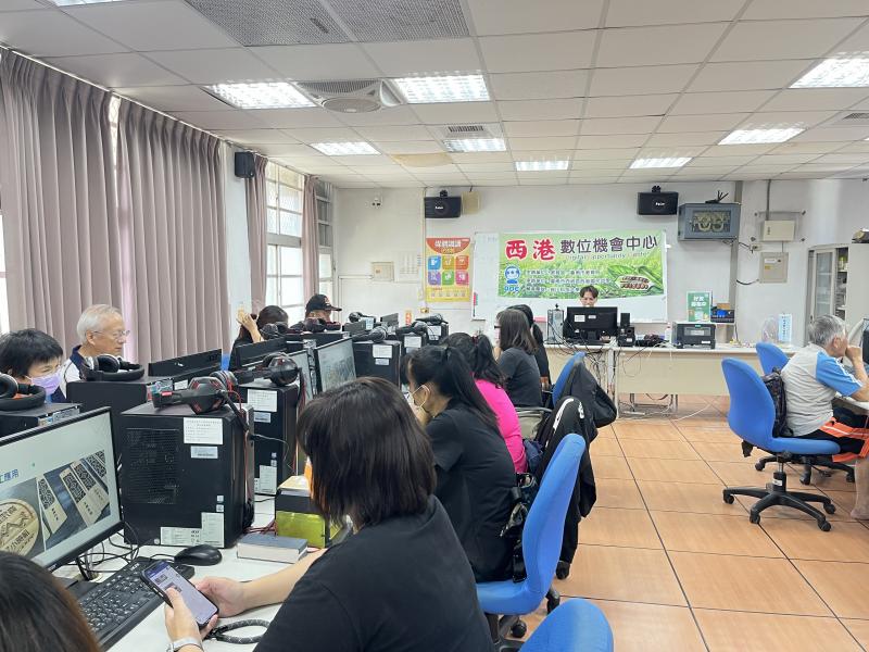 老師講解雷射雕刻機的原理和應用