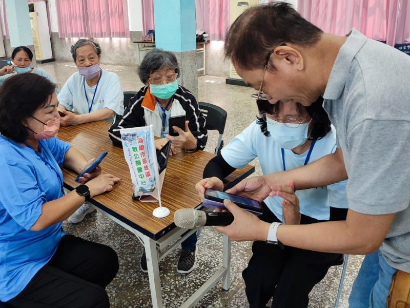 講師協助學員及志工製作影片調整後完成作品