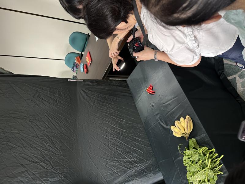 學員拿起相機練習拍攝農作物