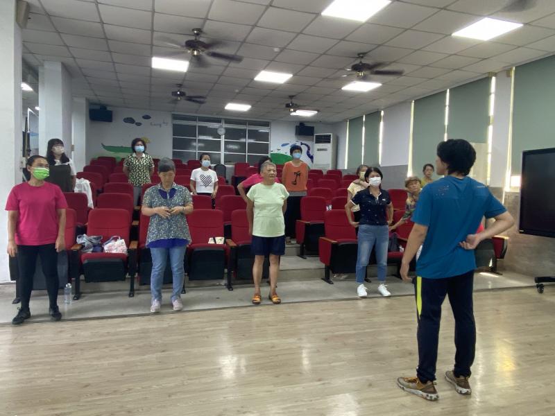 認真上課的學員們