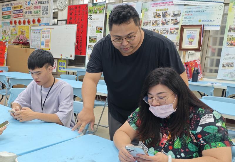 短影音的概念則是以不超過1分鐘，但能夠快速呈現重點的影片，跟社區過往再做一些成果影片的概念完全不同，對於社區來說是一個衝擊，這次也準備素材讓同學能夠在課堂上快速練習剪輯APP的使用，讓學員用自己手機練習剪輯影片