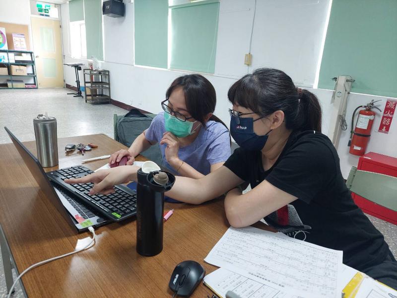 社區工作者課餘時間互相教學