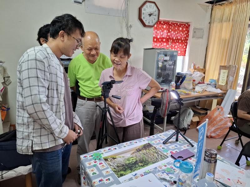 講師與學員一起確認定格動畫拍攝進度與效果
