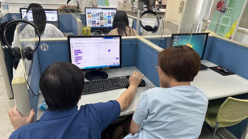 學員遇到積木編輯的問題，講師協助排除