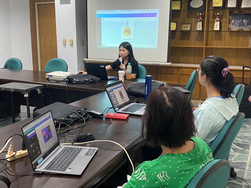 學員們按照老師的教學，透過canva進行排版與設計。