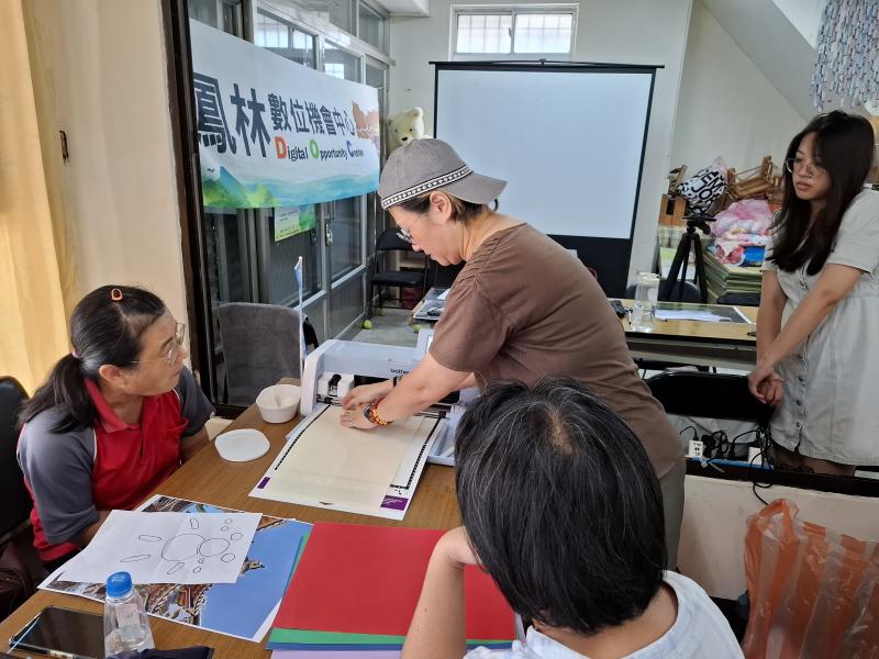 講師指導學員如何使用紙藝機