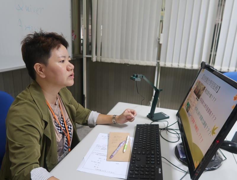 馬怡慧老師向學員介紹熱轉印與熱感應的功能及操作方式，並教導學員用電腦編輯馬克杯照片。