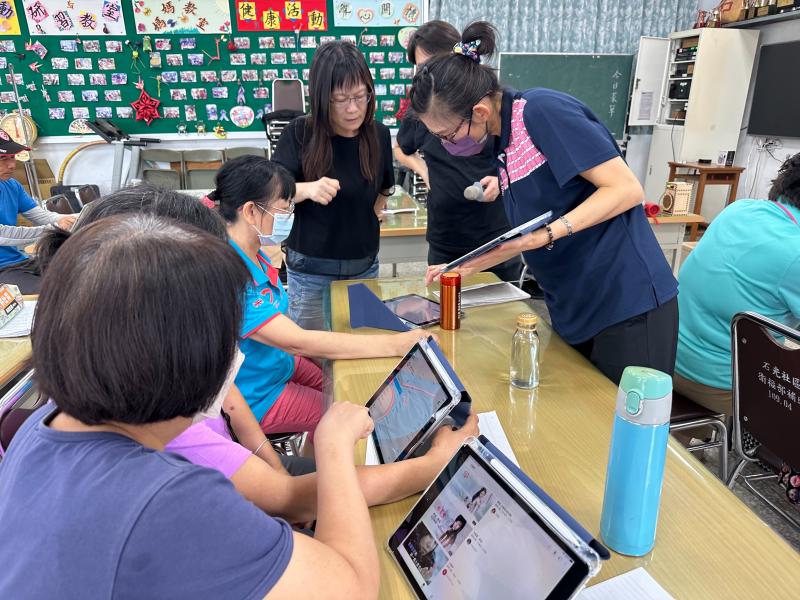 學員們相互討論，利用AI生成音樂