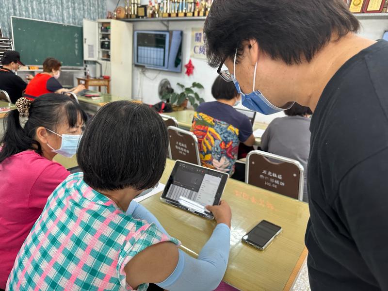 老師利用IPAD 指導音樂創作