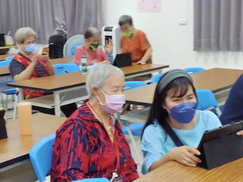 老師親切地一對一指導老人家，盡量簡化流程，讓老人家可以一鑑到位。