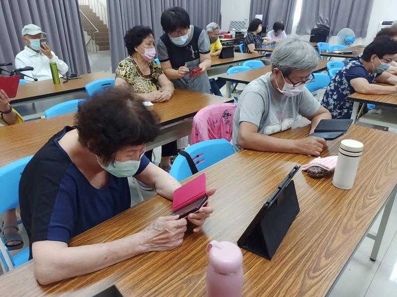 老人家開始上手平板後，就進入沉浸是體驗模式，學會語音輸入，發現可以不必學打字，又可以搜尋自己喜歡的歌曲，