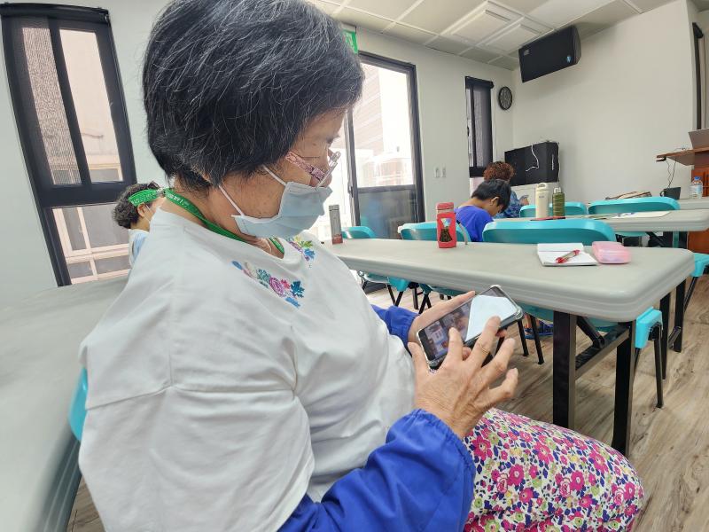 學習用手機攝影拍照後如何分享上傳高清晰畫質照片給家人朋友並學習LINE內建濾鏡使用。