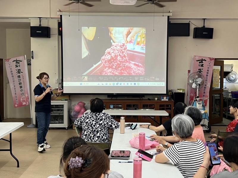 萬老師跟學員講解拍攝構圖