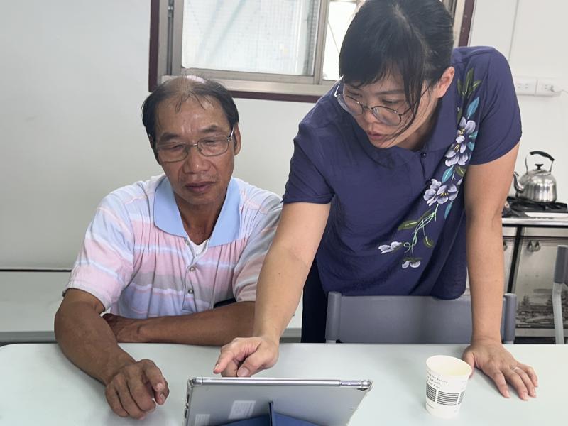 老師在旁指導學員將之前照片選取一路一指神功畫下來再點刪除即清除全部照片，便於記憶體暢通錄影.