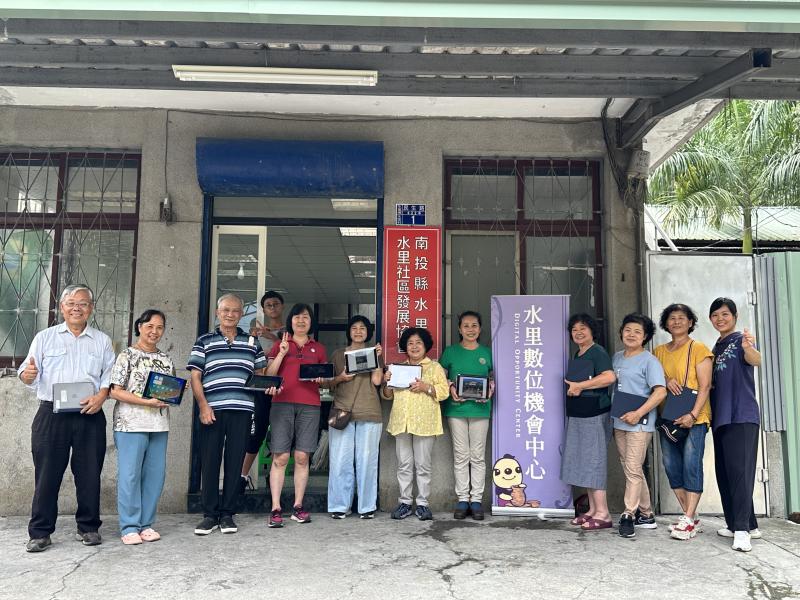 下載iMovie，點選照片編輯、挑選喜愛音樂加入即完成錄，再匯出儲存即完成做品後，學員們歡喜拍張學習大合照.