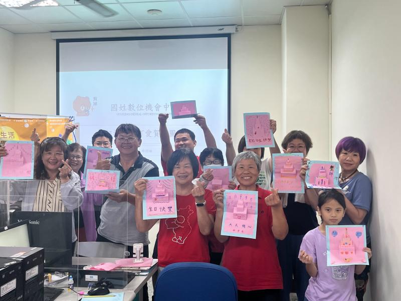 課程結束之後大家一同快樂合影，各自展示內容!