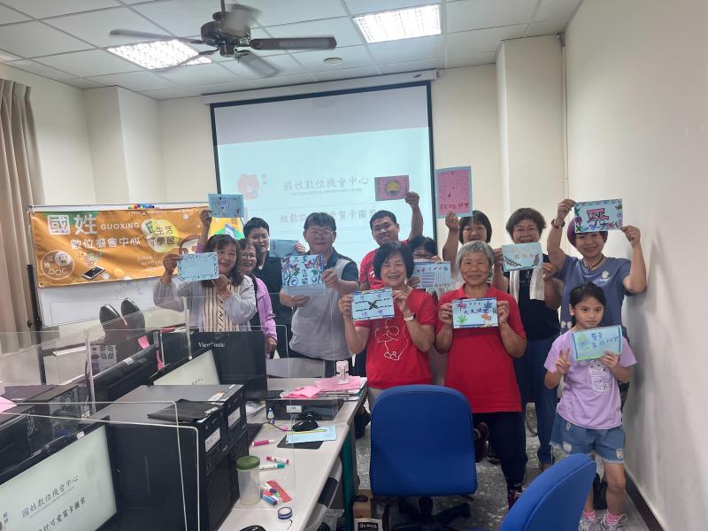 課程結束之後大家一同快樂合影，相互展示封面樣貌!