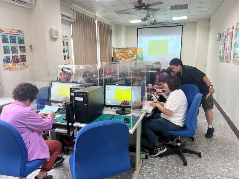 老師親切的講課和互動，與長輩們有說有笑的互動!