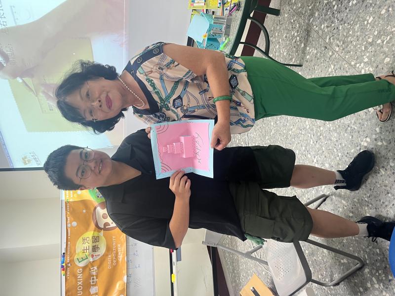 課程結束後，我與學員與作品拍了照，留下了美好的回憶。