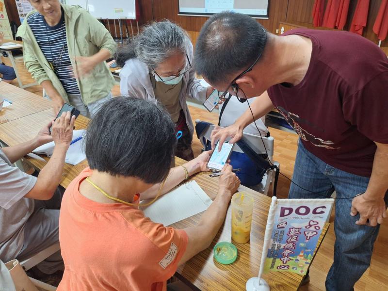 學員認真聽老師教學並積極詢問。