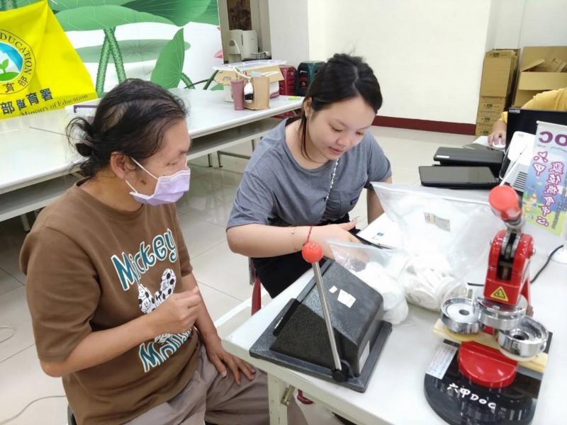 來教阿公阿嬤製作鑰匙圈