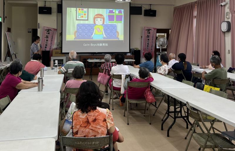 長輩們認真的看著資安防詐影片