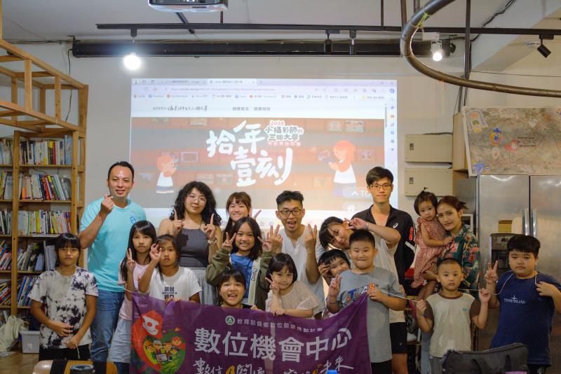 活動拍攝完照片後,下午時進行照片分享和討論,這不僅增進了學員之間的互動,也讓學員從彼此的作品中學到了很多。