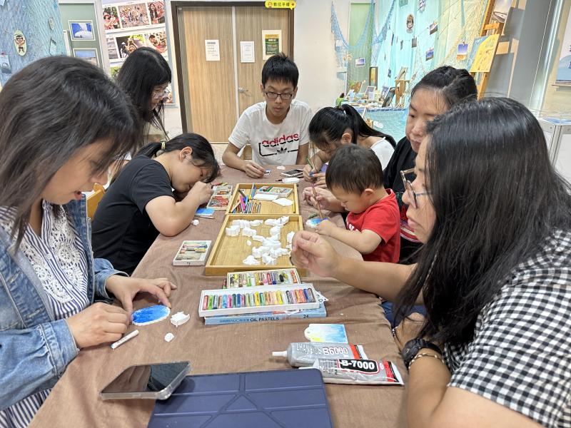 老師在旁協助學員如何手作上色