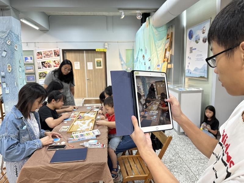 學員用平板拍照記錄學習