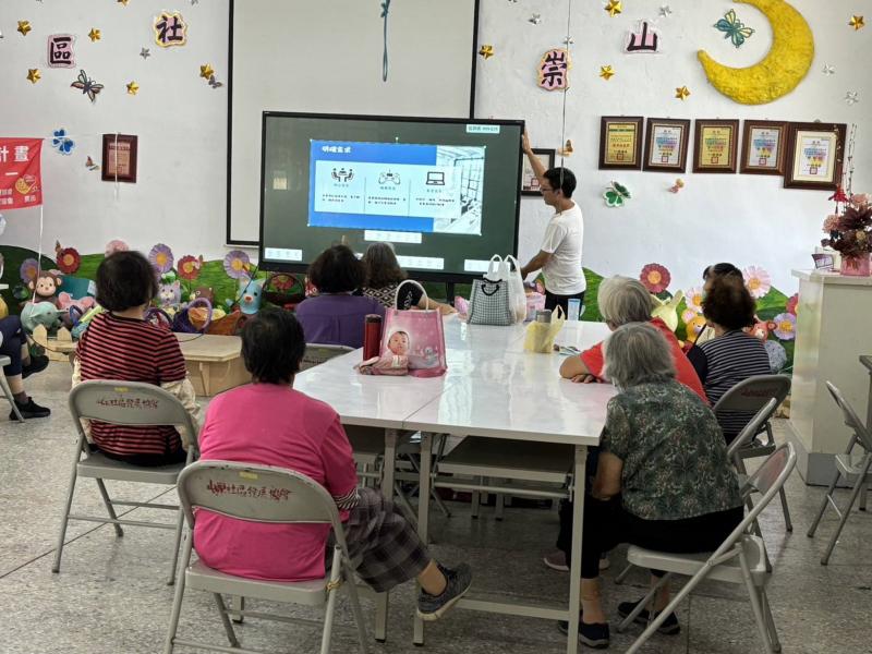 歡迎大家參加今天的課程，主題是如何選購3C產品。我們將探討選購過程中的基本原則、如何辨別產品標章，以及一些實用的購物技巧。