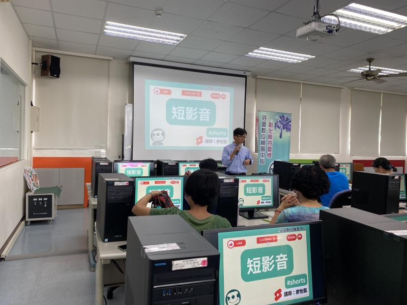 鄉長課前來關心學員