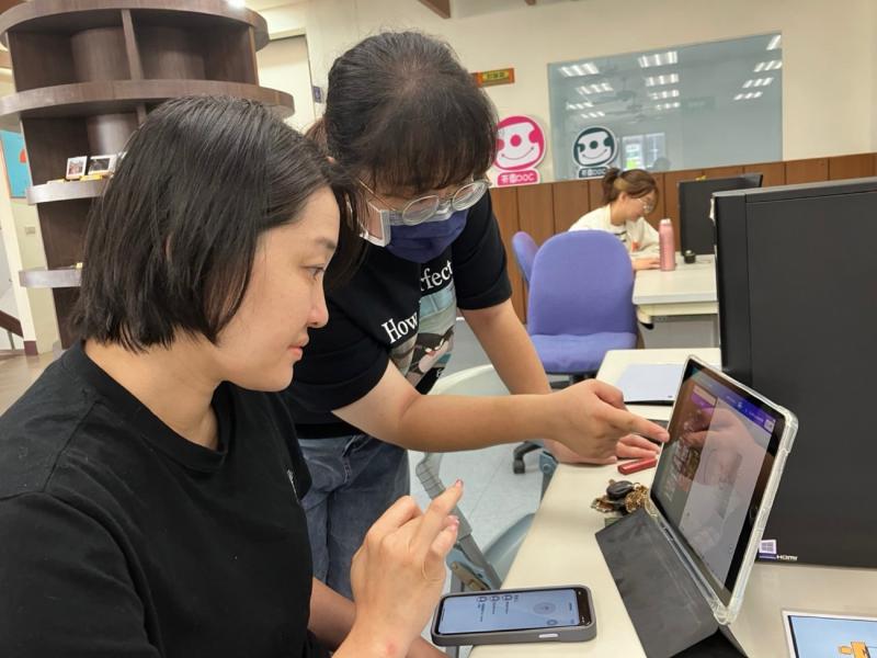 家長也參與設計杯子的行列