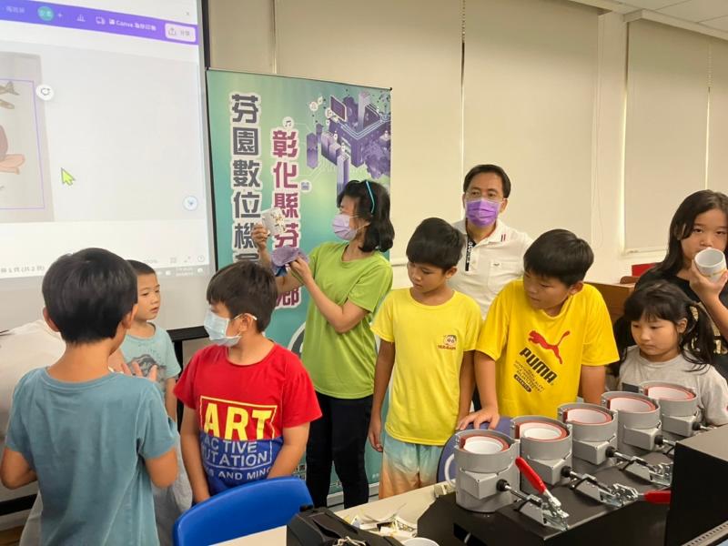 排隊體驗馬克杯轉印