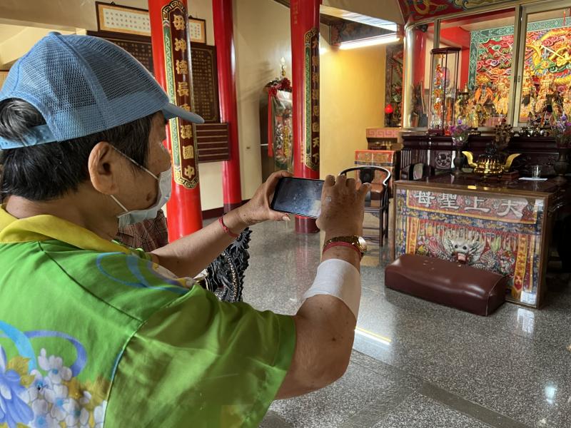 長輩對於紀錄在地信仰特別專注,將寄託放心上和手機內。