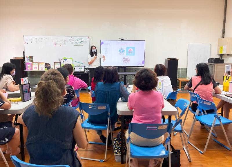 講師介紹Logo設計的基本概念與技巧，讓學員了解Logo在品牌傳播中的重要性。