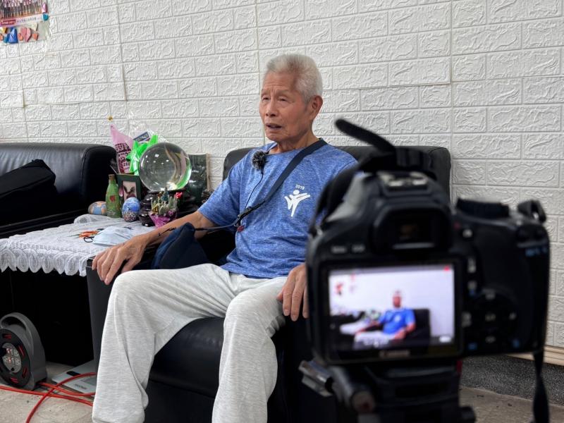 採訪過程中，藉由兩台不同鏡位的攝影機來記錄下長者的故事。