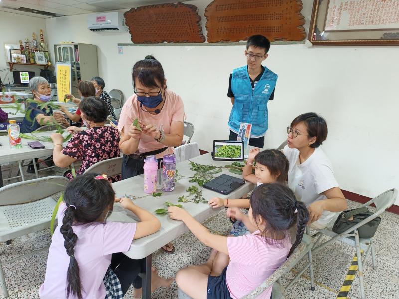 以母語互動方式，透過學習體驗家鄉的味道(含植物)和故事，讓客家語得以流傳。