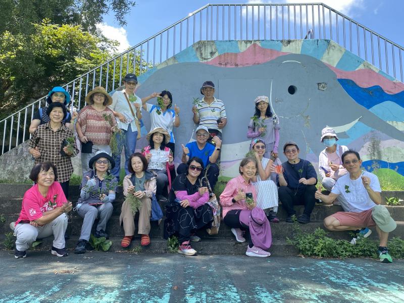 學員們在戶外野草踏查大合照