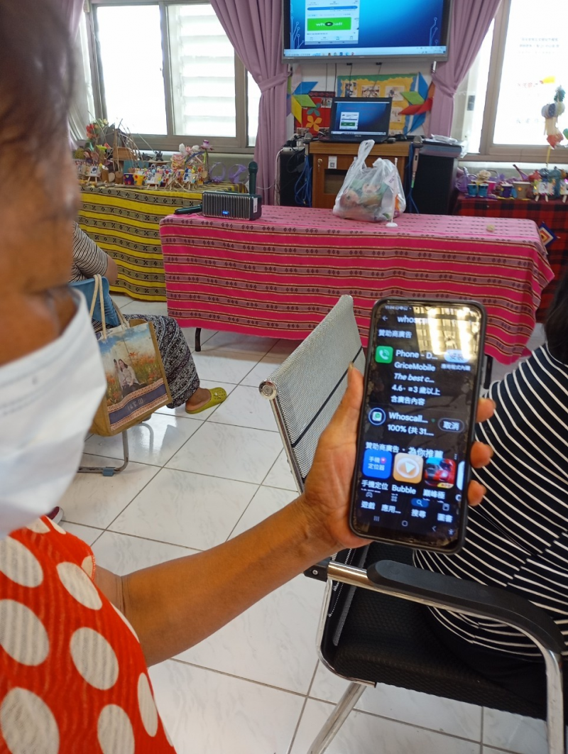 講師協助學員體驗