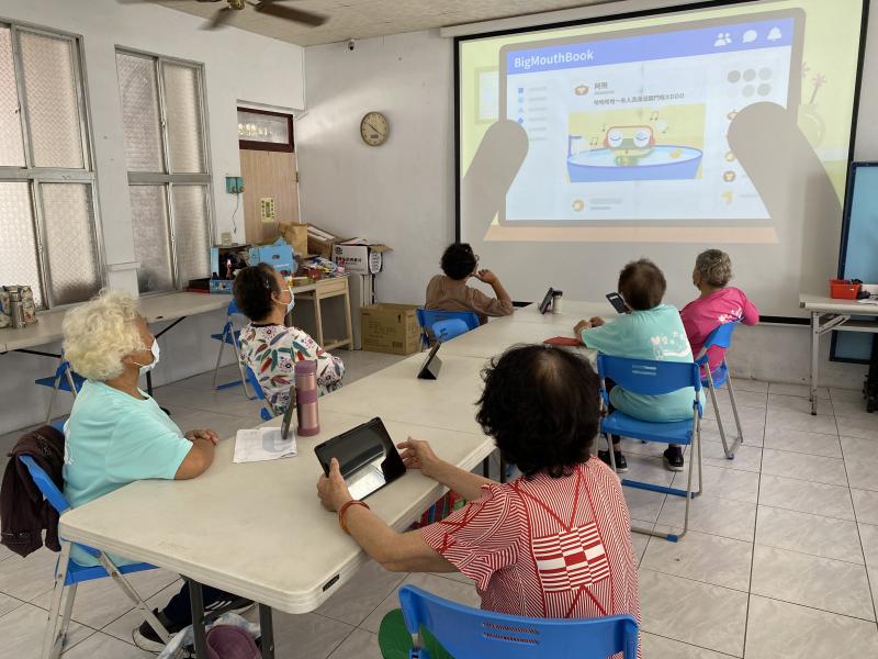 藉由中小學資訊素養與認知網站，宣導資訊安全、網路使用安全等相關影片和素材來說明。