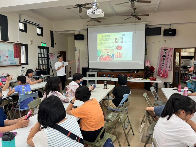 在製作美食電子書之前，慶元 老師跟學員們分享甚麼是電子書?!