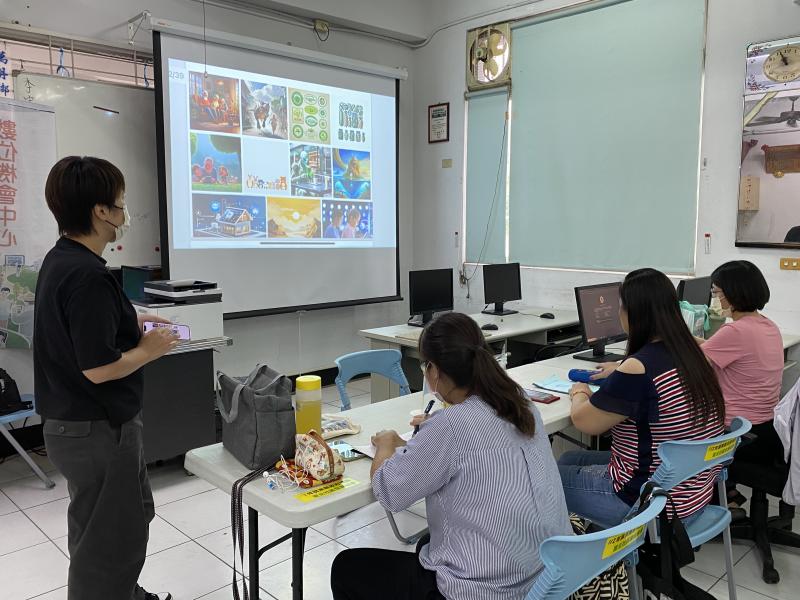 講師介紹AI工具的文字生成圖片技巧。